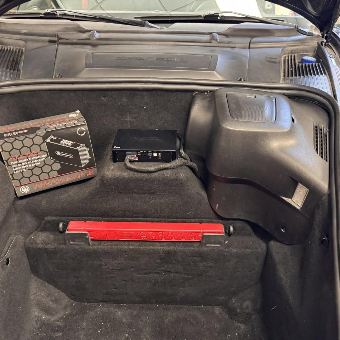 Ampli DSP Performance installé dans le coffre avant d'une Porsche