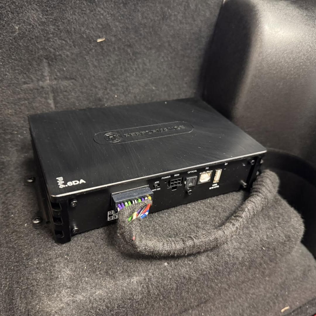 Ampli DSP raccordé avec câblage gainé